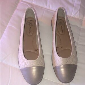 Time and Tru Off-White/Taupe Women’s Flats with Quilted Stitching  8.5